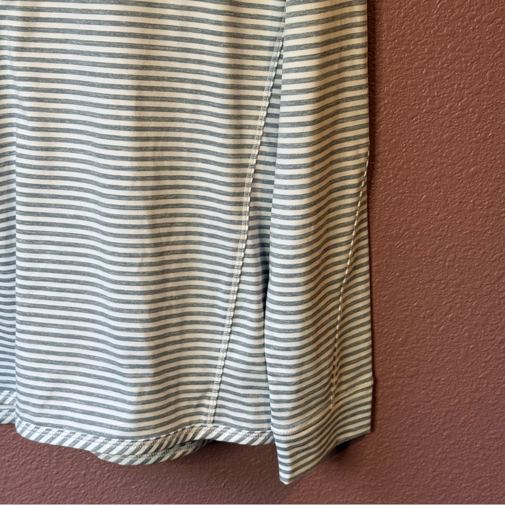 Vineyard Vines Women’s Medium Gray and White Striped Quarter-Zip - Picture 3 of 7